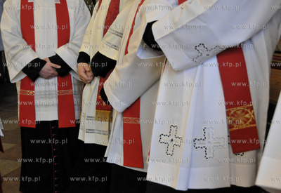 Wielki Piatek. Adoracja krzyza w bazylice katedralnej...