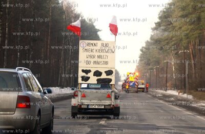 Ponad 100 samochodow blokowalo droge krajowa22 miedzy...