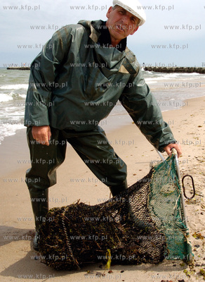 Piotr Grochala z Ustki zajmuje sie zawodowo polawianiem...