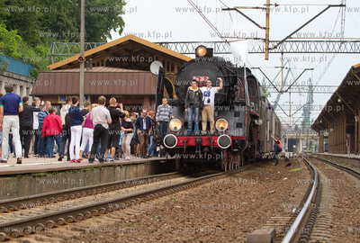 Pociag Heweliusz, prowadzony przez parowoz z wolsztynskiej...