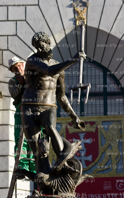 Gdansk, Dlugi Targ. Neptun odzyskal lewa reke, ktora...