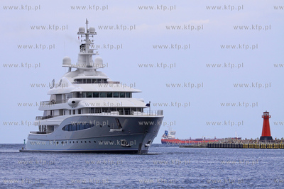 W gdanskim porcie, przy nabrzezu Obroncow Westerplatte,...