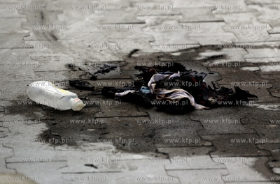 W Chojnicach, przed wejsciem do jednego z supermarketow...