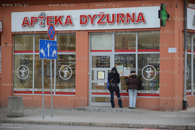 Gdynia. Srodki ostroznosci w zwiazku z pandemia koronawirusa...