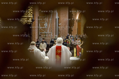 Pierwsza niedziela kiedy obowiązuje  limit osób w...