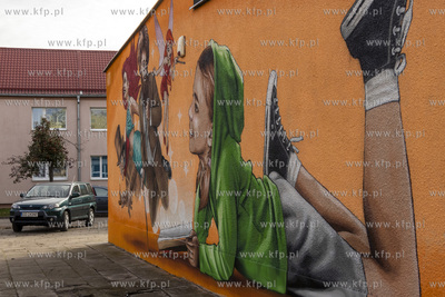 Bajkowy mural Marka "Looneya" Rybowskiego na ścianie...