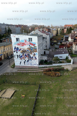 Mural według projektu Jarosława Wojtasińskiego w...
