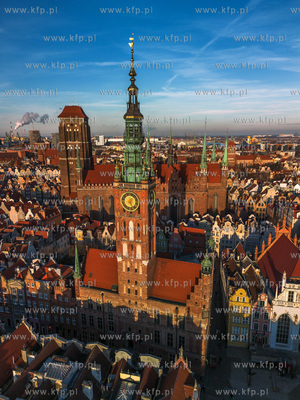 Panarama Gdańska. Widok na wieże Ratusza Głównomiejskiego...