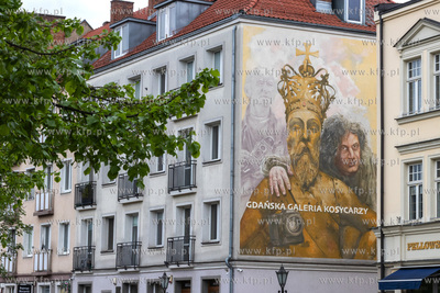 Mural Gdańska Galeria Kosycarzy na elewacji kamienicy...