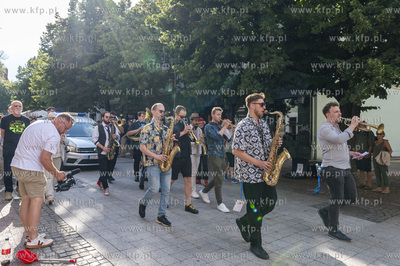 Sopot. Parada ulicą Bohaterów Monte Cassino do muszli...