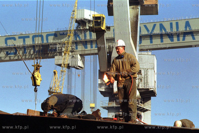 Stocznia Gdynia, spawacz przy pracy. W tle najwieksza...