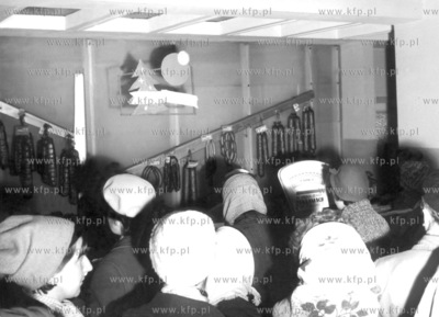 Przedswiateczna kolejka w sklepie miesnym w Gdansku....