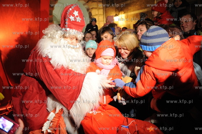 Gdansk. Sw. Mikolaj tradycyjnie przybyl do miasta lodzia....