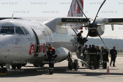 Port lotniczy w Gdansku Rebiechowie. Przed terminalem...