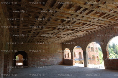 Wnetrze zamku w Lapalicach, polozonego miedzy Chmielnem...