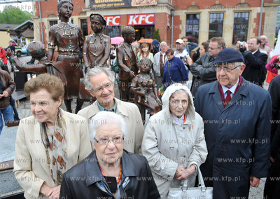 Przed Dworcem PKP w Gdansku odslonieto pomnik poswiecony...