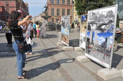 Gdansk. Dlugi Targ. Wystawa plenerowa Mista - Sympole...