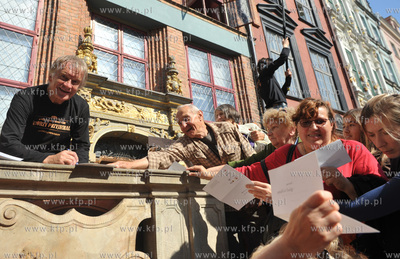 Gdansk. Dlugi Targ. Happening pt Aktorzy Przyjechali...