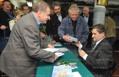 Gdynia. Dar Pomorza. Wodowanie, czyli promocja ksiazki...