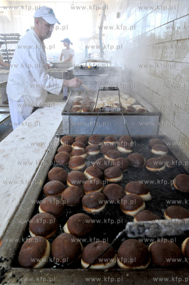 Produkcja paczkow w piekarni Marka Szydlowskiego na...