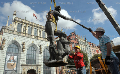 Gdansk. Demontaz figury Neptuna z fontanny na Dlugim...