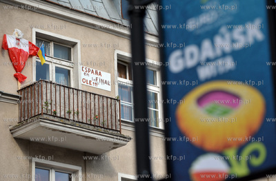 Gdansk, ul. Podmlynska. Udekorowany balkon na Euro...