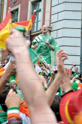 Gdansk, Dlugi Targ. Irlandzcy i hiszpanscy kibice bawia...