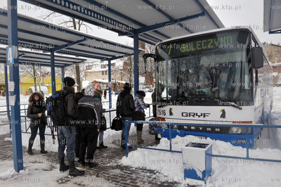 Kartuzy. Dworzec autobusowy i autobus firmy Gryf. 7.12.2013...