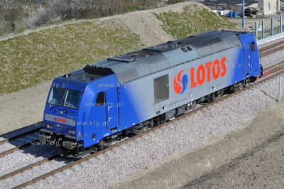 80-tonowa lokomotywa grupy Lotos z duza predkoscia...