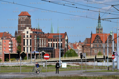 Gdansk. Widok z ul. Armii Krajowej, w glebi panorama...