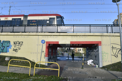 Mural autorstwa Grzegorza Zająca powstaje w przejściu...