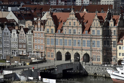 Gdańsk. Widok na Zielony Most i Zieloną Bramę. 16.03.2017...