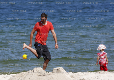 Polwysep helski. Marcin Prokop nad morzem z coreczka.
23.07.2008
fot....