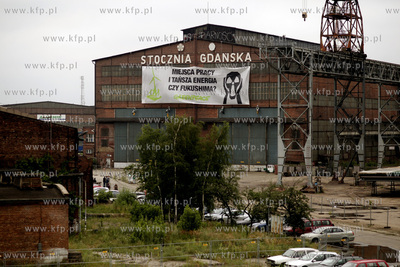 Stocznia Gdanska. Aktywisci Greenpeace rozwiesili na...