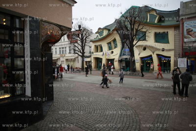 Sopot. Ul. Bohaterow Monte Cassino. Krzywy Domek. 28.12.2011...