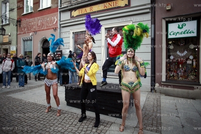 Gdańsk. Teatr w Oknie przy ul Długiej. Wolontariusze...