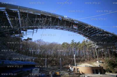 Sopot. Przygotowania do montazu powloki dachu na terenie...