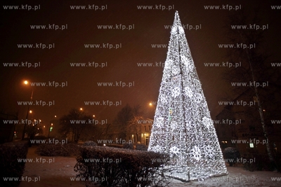 Swiateczna choinka przed Urzedem Miasta w Pruszczu...