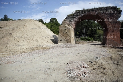 Wyburzanie wiaduktu w Dolnym Migowie pod budowe linii...