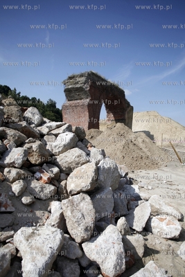 Wyburzanie wiaduktu w Dolnym Migowie pod budowe linii...
