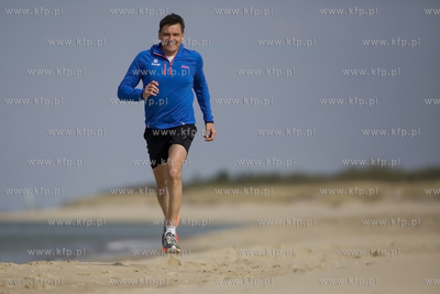 Adam Korol biega na plazy na gdanskich Stogach. 30.04.2015...