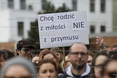 Gdańsk. Targ Węglowy. Wiec sprzeciwu wobec zaostrzania...