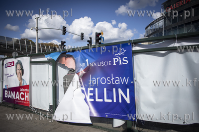 Zniszczone plakaty wyborcze Jarosława Sellina w okolicach...