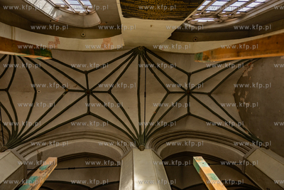 Demontaż rusztowań potrzymujących spękane sklepienie...