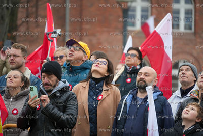 Góra Gradowa. Flagi dla mieszkańców i turystów...