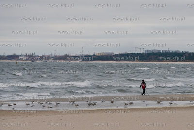 Chłodny, jesienny dzień na plaży w Sopocie. 16.11.2022...