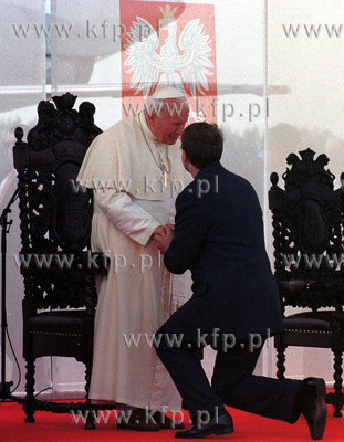 Papiez Jan Pawel II , powitanie na lotniskuy przez...