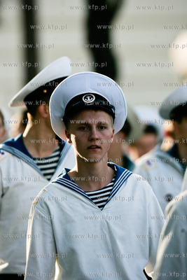 Gdynia. Parada zalog startujacych w Zlocie Zaglowcow...