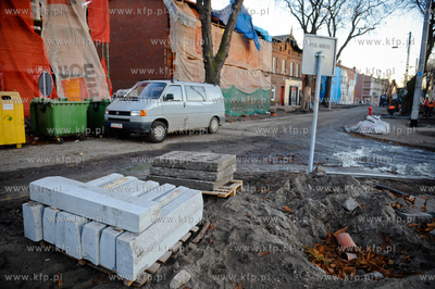 Gdansk. Remont drog i domow w gdanskiej dzielnicy Letnica,...