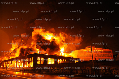Gdansk. Pozar znajdujacej sie na terenie Stoczni Gdanskiej...
